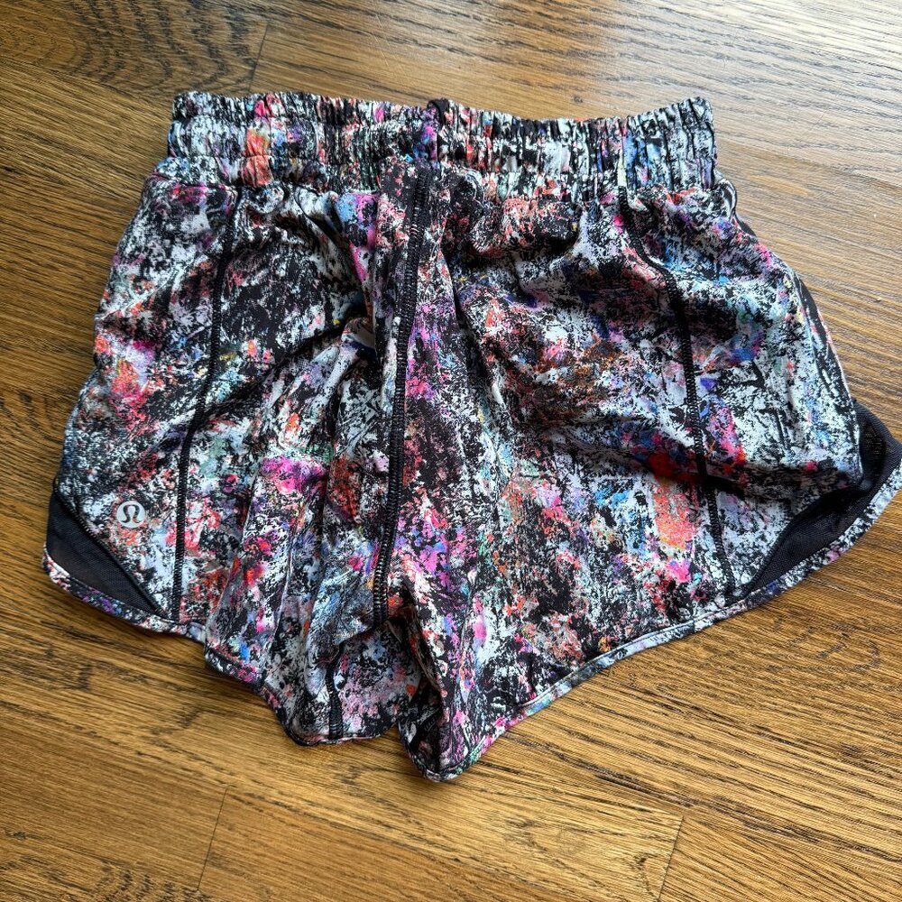 Lululemon Hottie Hot Shorts, size 2 Tall - Picture 3 of 3